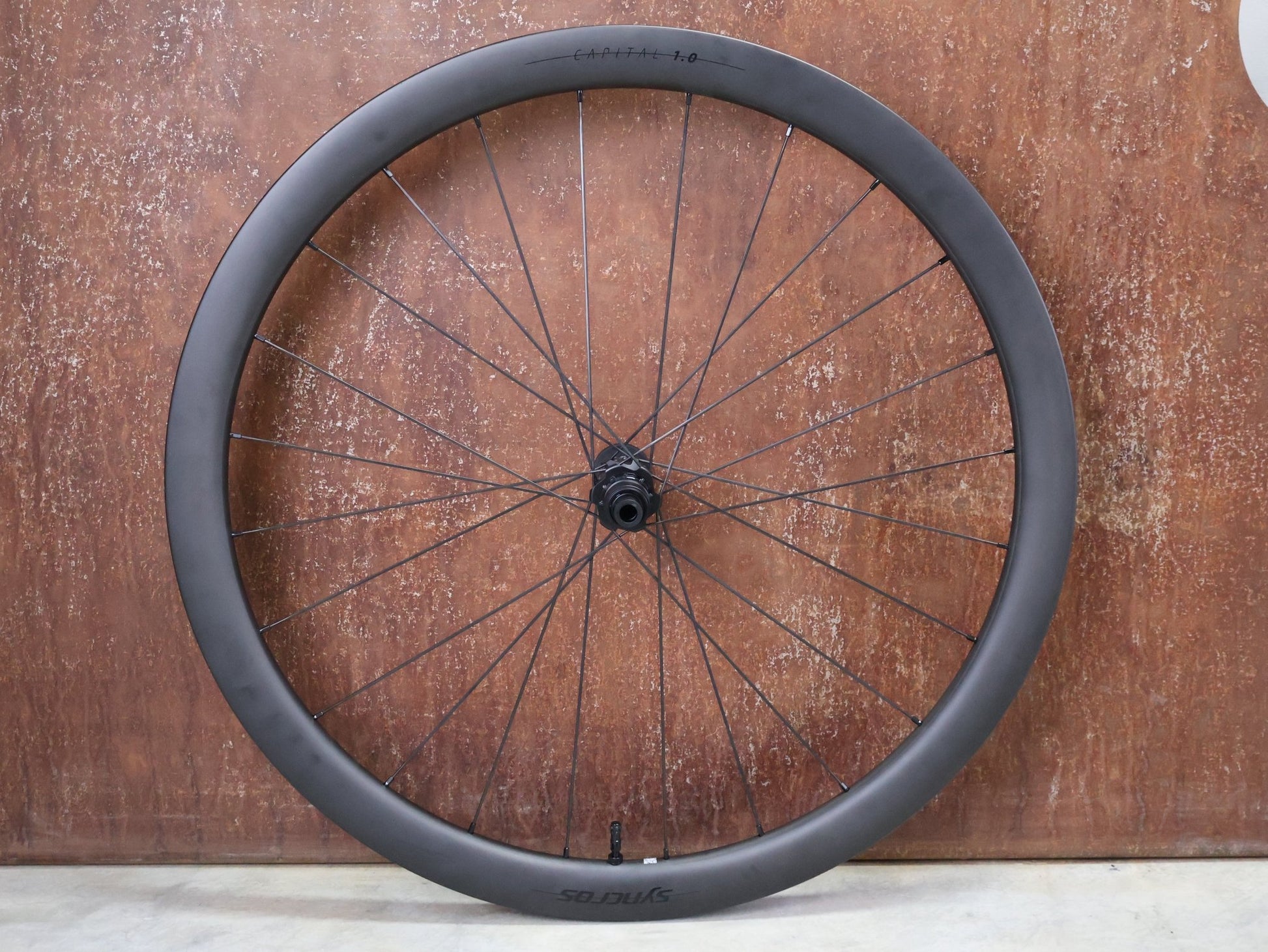 Laufrad/Laufradsatz von Syncros, SYNCROS CAPITAL 1.0 / DT SWISS 240 / LAUFRADSATZ DISC vor USEDBIKES - OB.DE Hintergrund