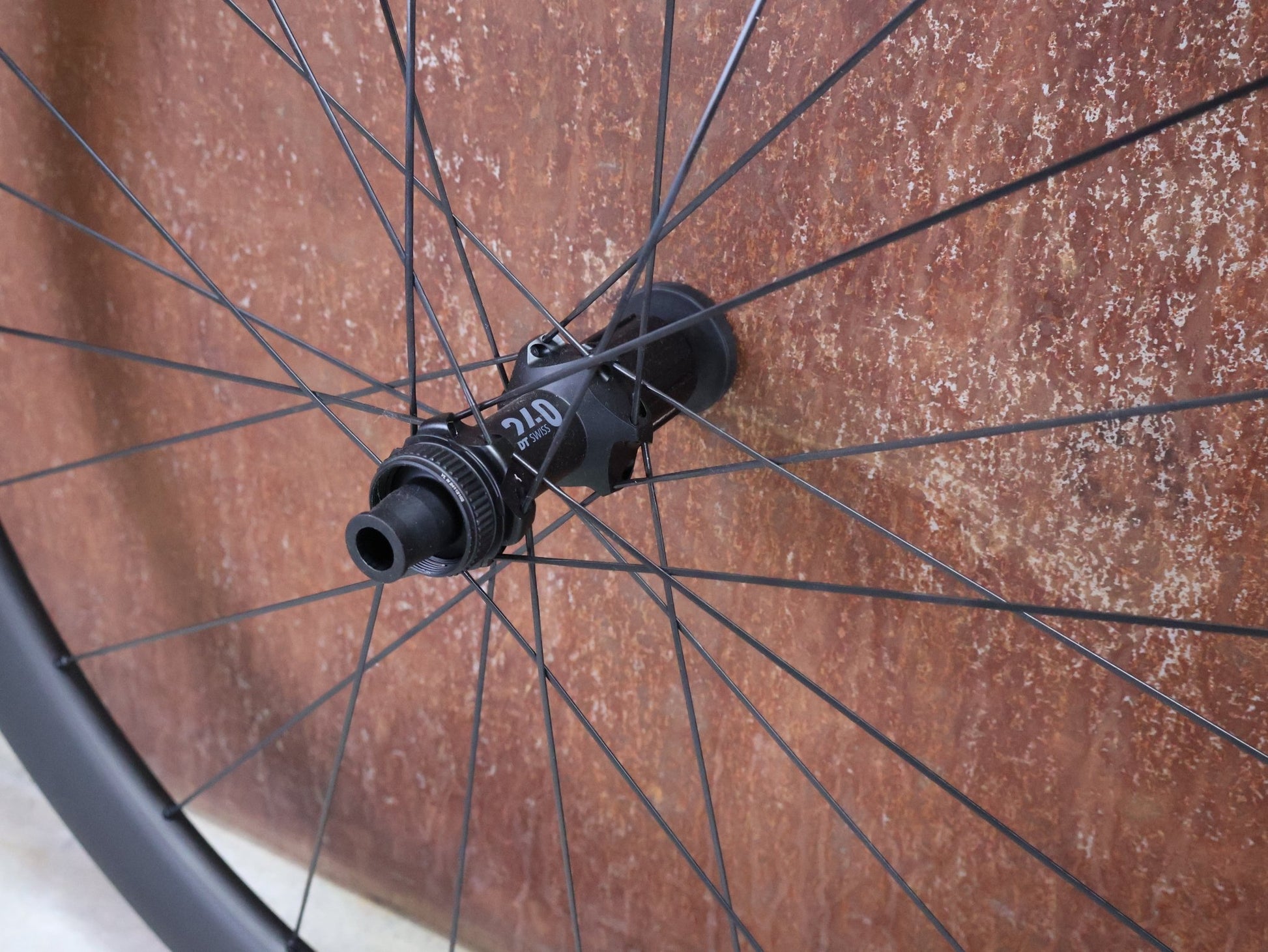 Laufrad/Laufradsatz von Syncros, SYNCROS CAPITAL 1.0S LAUFRADSATZ DISC vor USEDBIKES - OB.DE Hintergrund