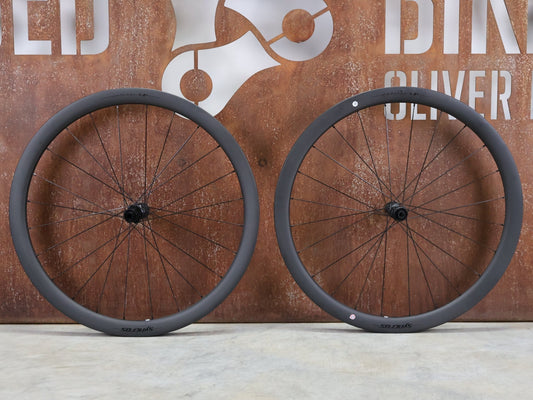 Laufrad/Laufradsatz von Syncros, SYNCROS CAPITAL 1.0S LAUFRADSATZ DISC vor USEDBIKES - OB.DE Hintergrund