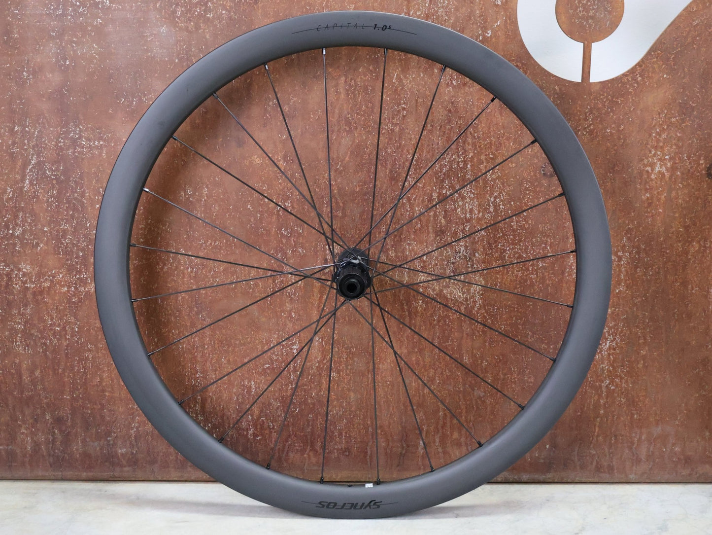 Laufrad/Laufradsatz von Syncros, SYNCROS CAPITAL 1.0S LAUFRADSATZ DISC vor USEDBIKES - OB.DE Hintergrund