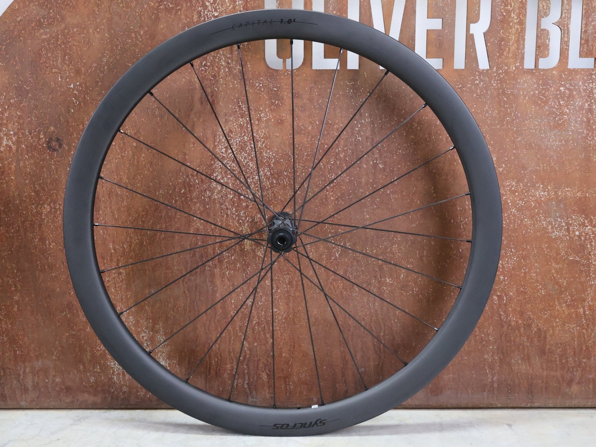 Laufrad/Laufradsatz von Syncros, SYNCROS CAPITAL 1.0S LAUFRADSATZ DISC vor USEDBIKES - OB.DE Hintergrund