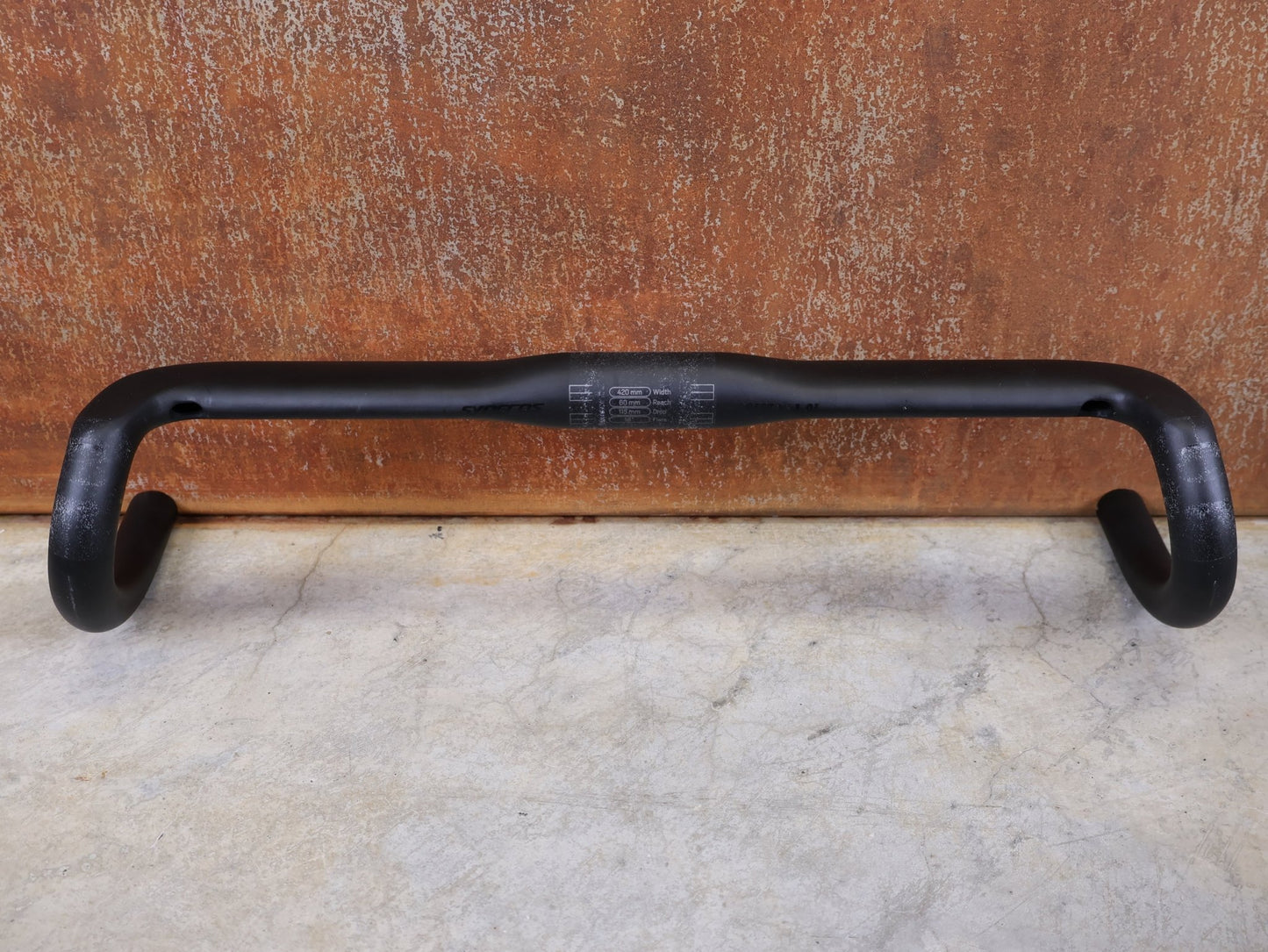 Lenker von Syncros, SYNCROS CRESTON 1.0 X GRAVEL LENKER – CARBON – 420 MM – 16° FLARE vor USEDBIKES - OB.DE Hintergrund