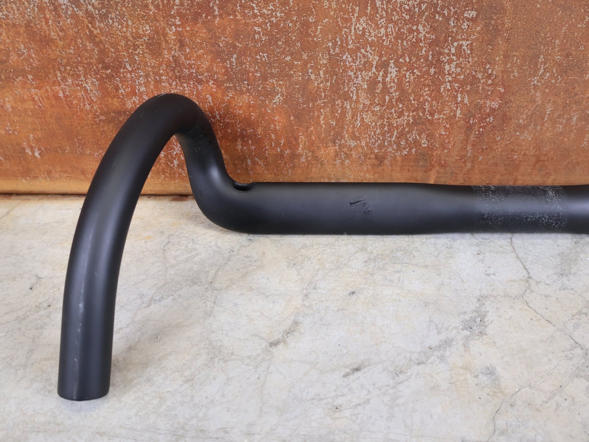 Lenker von Syncros, SYNCROS CRESTON 1.0 X GRAVEL LENKER – CARBON – 420 MM – 16° FLARE vor USEDBIKES - OB.DE Hintergrund