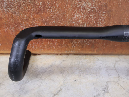 Lenker von Syncros, SYNCROS CRESTON 1.0 X GRAVEL LENKER – CARBON – 420 MM – 16° FLARE vor USEDBIKES - OB.DE Hintergrund