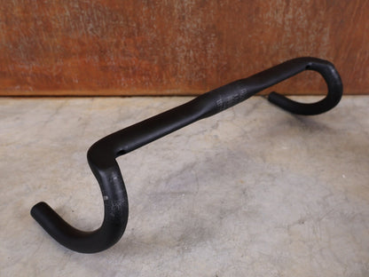 Lenker von Syncros, SYNCROS CRESTON 1.0 X GRAVEL LENKER – CARBON – 420 MM – 16° FLARE vor USEDBIKES - OB.DE Hintergrund