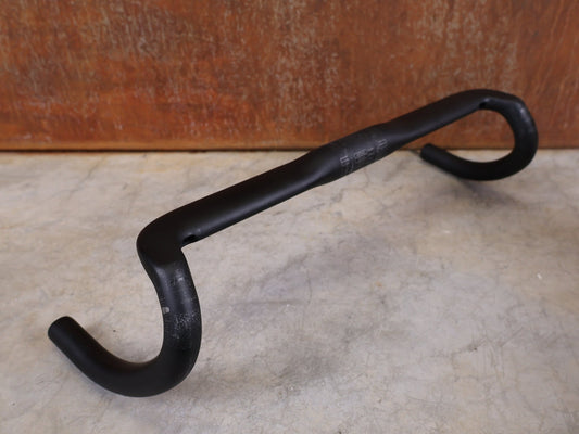 Lenker von Syncros, SYNCROS CRESTON 1.0 X GRAVEL LENKER – CARBON – 420 MM – 16° FLARE vor USEDBIKES - OB.DE Hintergrund