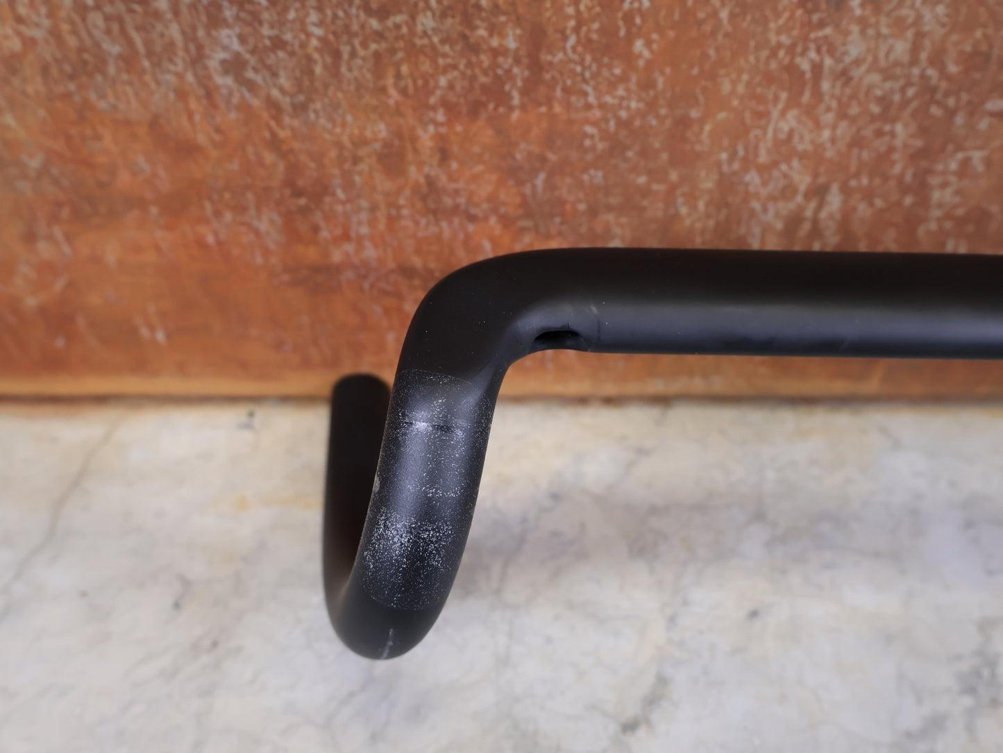 Lenker von Syncros, SYNCROS CRESTON 1.0 X GRAVEL LENKER – CARBON – 420 MM – 16° FLARE vor USEDBIKES - OB.DE Hintergrund