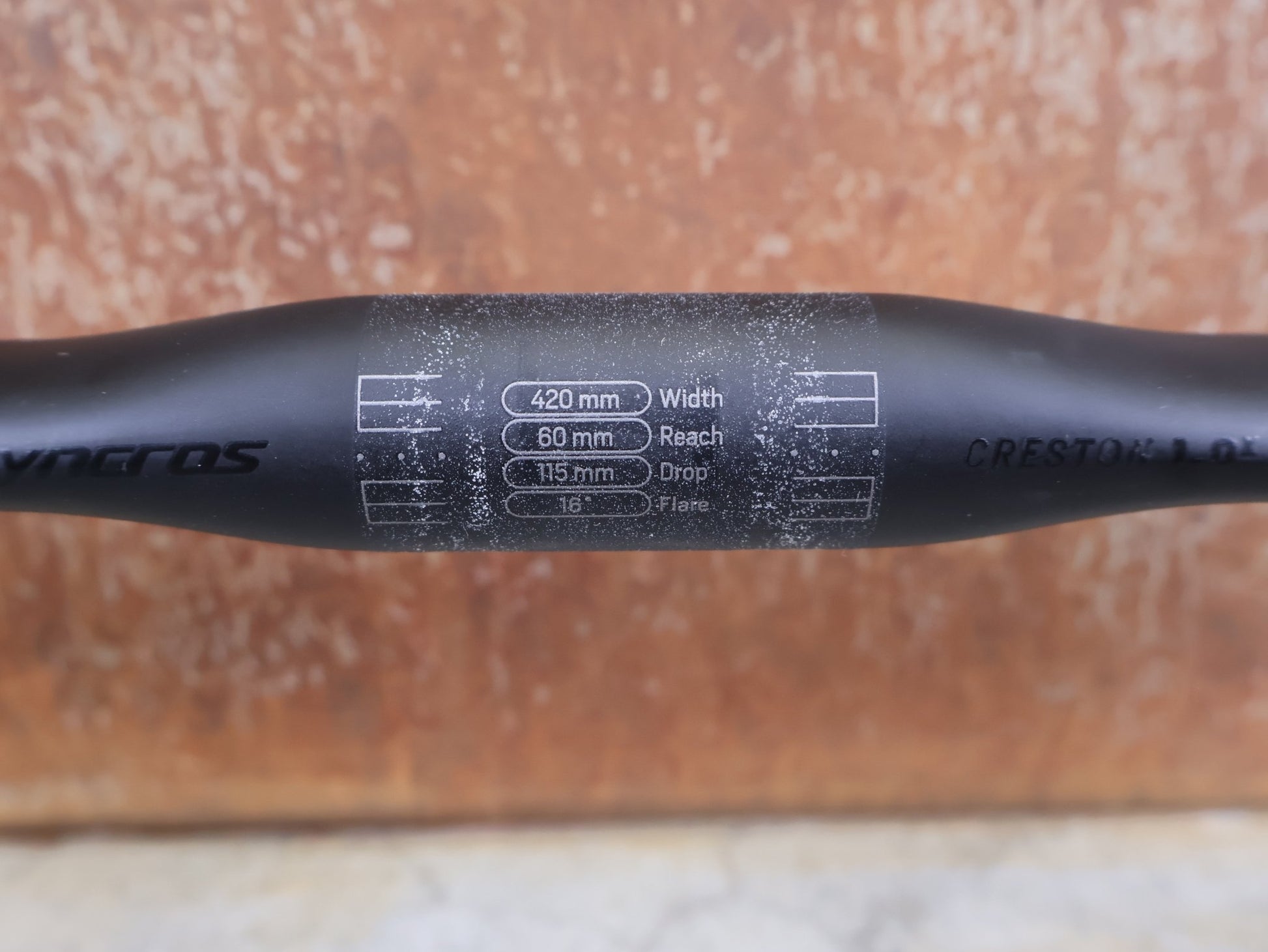 Lenker von Syncros, SYNCROS CRESTON 1.0 X GRAVEL LENKER – CARBON – 420 MM – 16° FLARE vor USEDBIKES - OB.DE Hintergrund