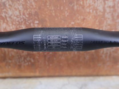 Lenker von Syncros, SYNCROS CRESTON 1.0 X GRAVEL LENKER – CARBON – 420 MM – 16° FLARE vor USEDBIKES - OB.DE Hintergrund