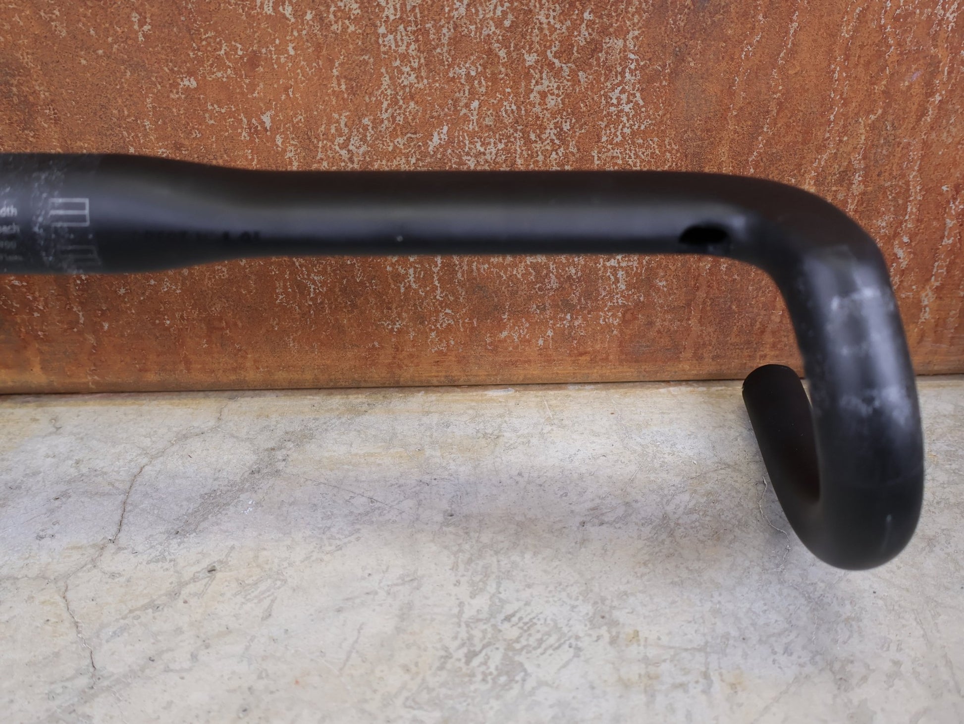 Lenker von Syncros, SYNCROS CRESTON 1.0 X GRAVEL LENKER – CARBON – 420 MM – 16° FLARE vor USEDBIKES - OB.DE Hintergrund