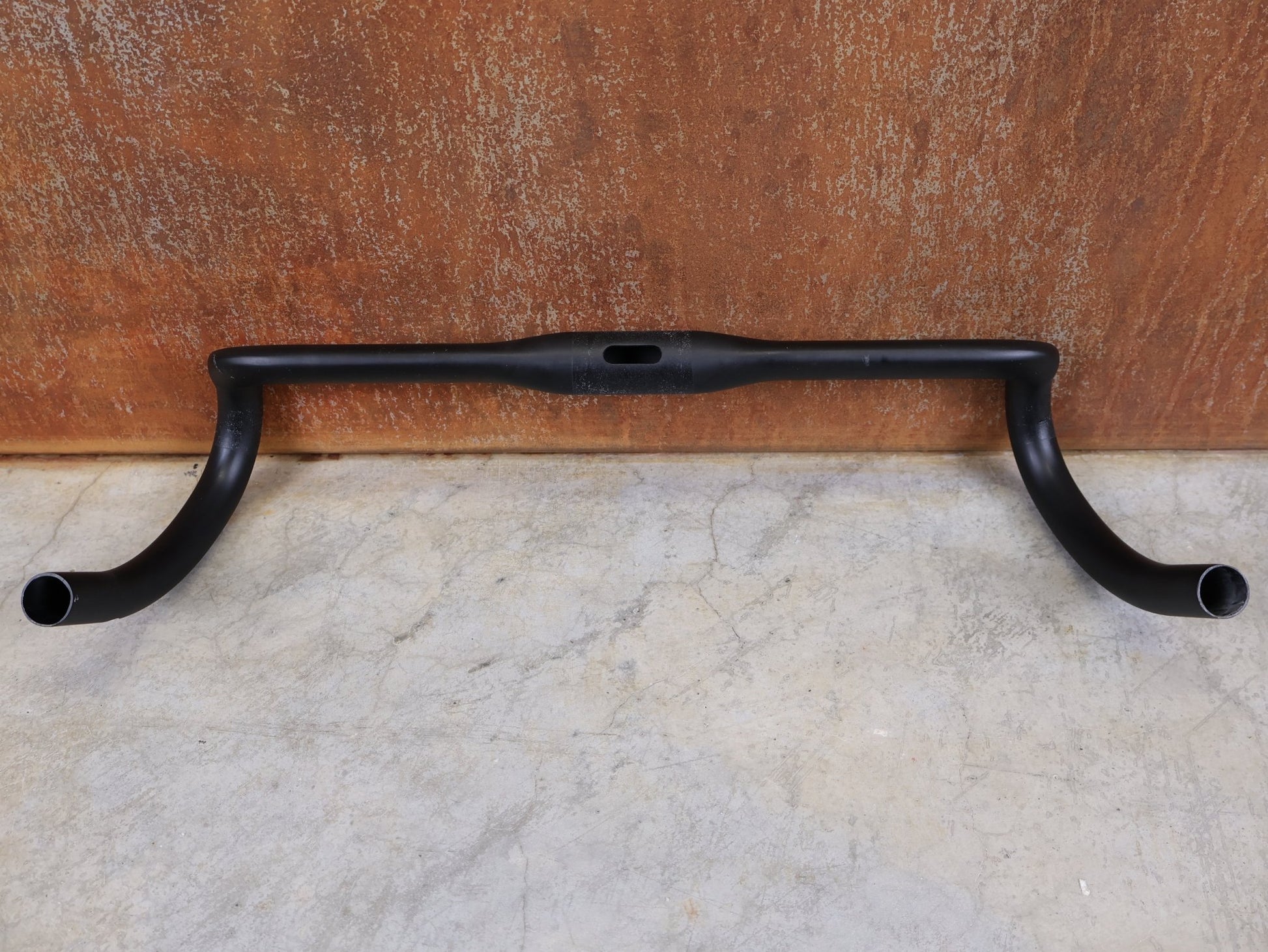 Lenker von Syncros, SYNCROS CRESTON 1.0 X GRAVEL LENKER – CARBON – 420 MM – 16° FLARE vor USEDBIKES - OB.DE Hintergrund