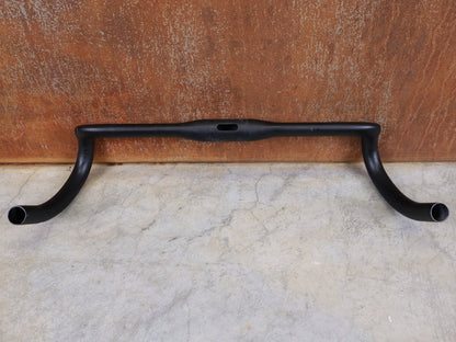 Lenker von Syncros, SYNCROS CRESTON 1.0 X GRAVEL LENKER – CARBON – 420 MM – 16° FLARE vor USEDBIKES - OB.DE Hintergrund