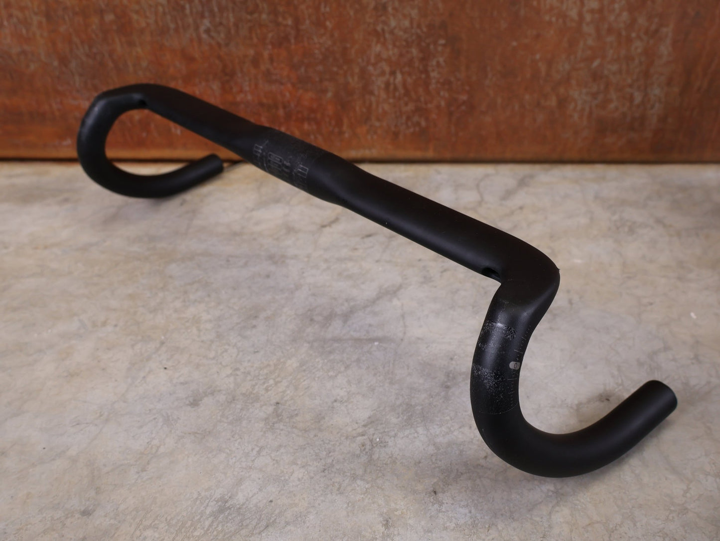 Lenker von Syncros, SYNCROS CRESTON 1.0 X GRAVEL LENKER – CARBON – 420 MM – 16° FLARE vor USEDBIKES - OB.DE Hintergrund