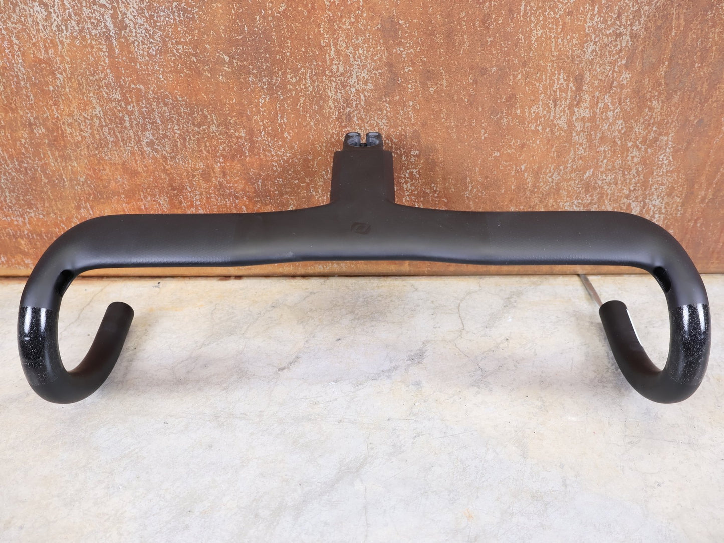 Lenker von Syncros, SYNCROS CRESTON IC SL AERO ROAD COCKPIT – 420 MM – 120 MM – INTEGRIERT vor USEDBIKES - OB.DE Hintergrund