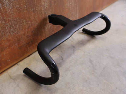 Lenker von Syncros, SYNCROS CRESTON IC SL AERO ROAD COCKPIT – 420 MM – 120 MM – INTEGRIERT vor USEDBIKES - OB.DE Hintergrund