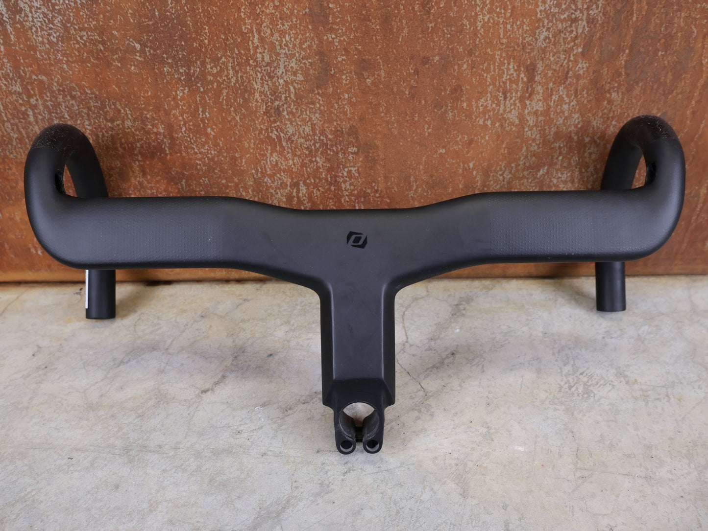 Lenker von Syncros, SYNCROS CRESTON IC SL AERO ROAD COCKPIT – 420 MM – 120 MM – INTEGRIERT vor USEDBIKES - OB.DE Hintergrund