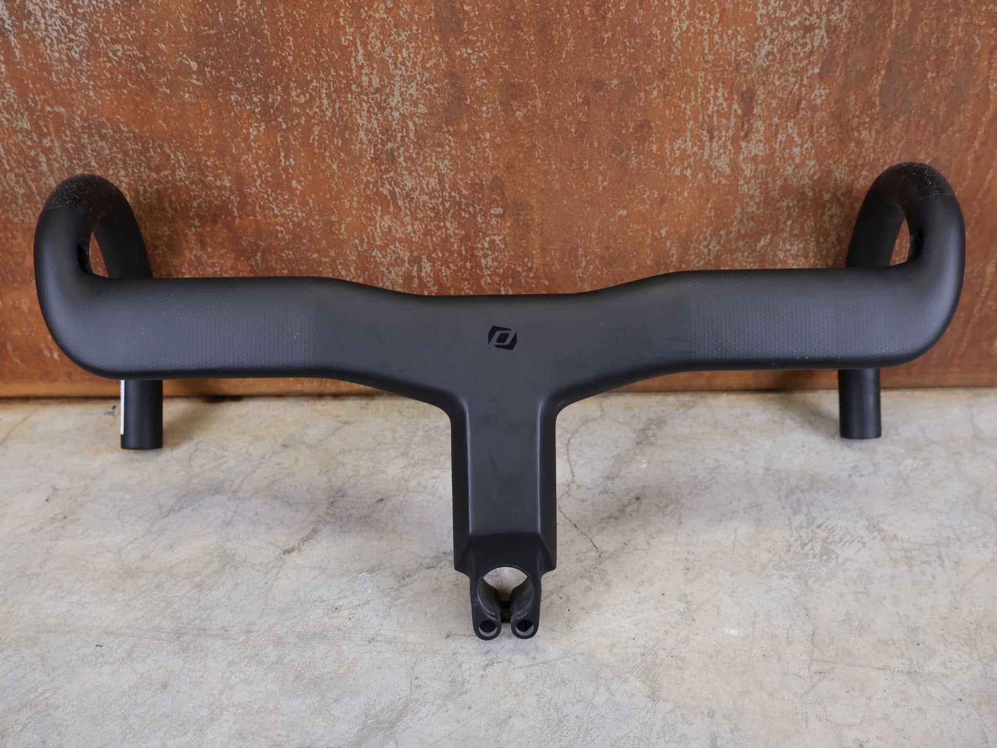 Lenker von Syncros, SYNCROS CRESTON IC SL AERO ROAD COCKPIT – 420 MM – 120 MM – INTEGRIERT vor USEDBIKES - OB.DE Hintergrund