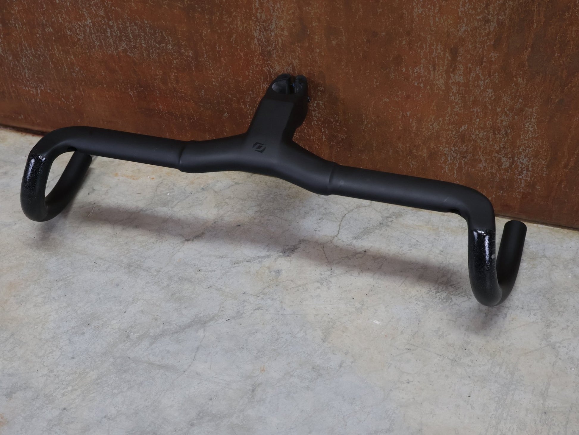 Lenker von Syncros, SYNCROS CRESTON IC SL X GRAVEL LENKER - / VORBAUEINHEIT 440 / 110MM vor USEDBIKES - OB.DE Hintergrund