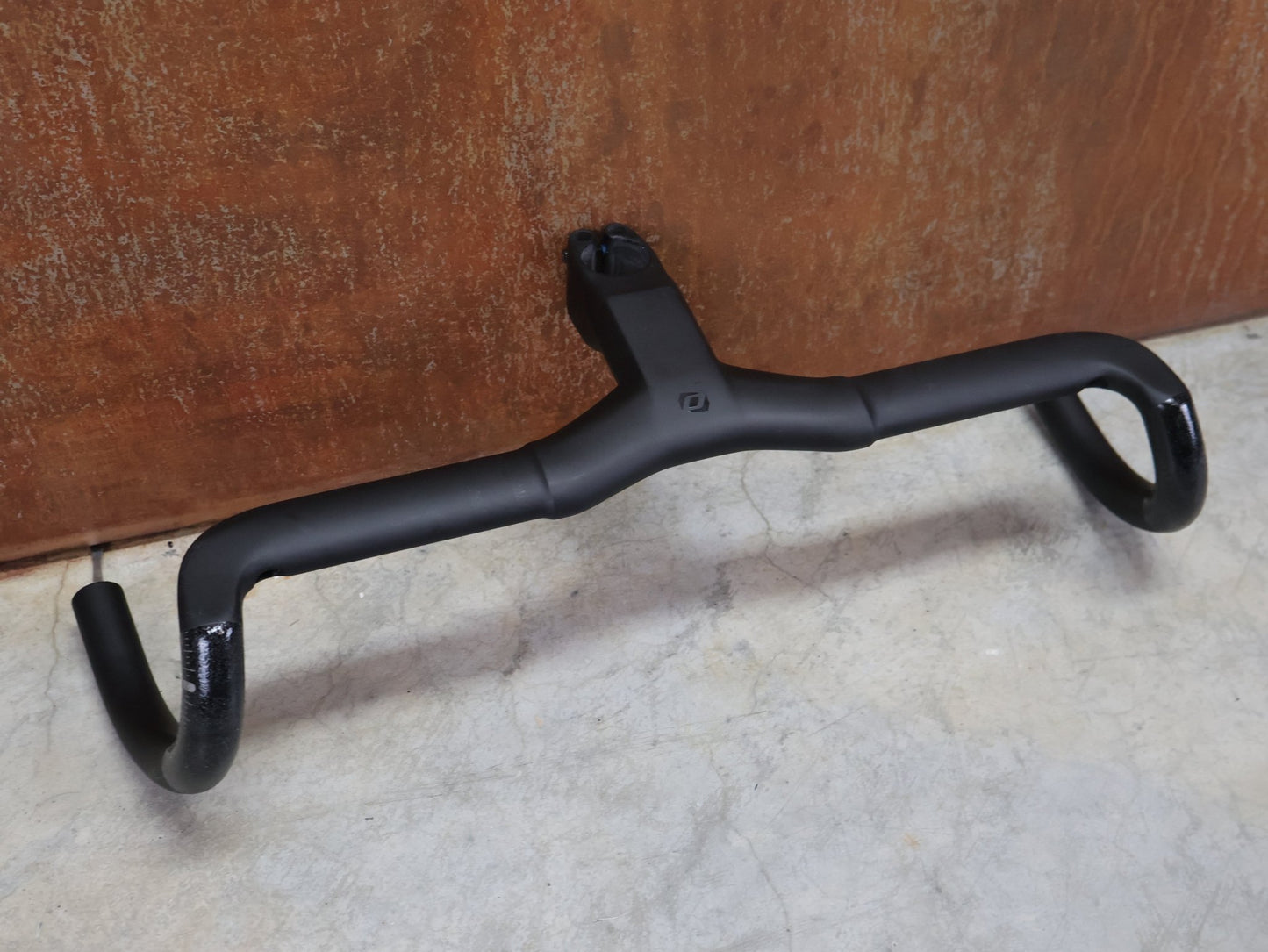 Lenker von Syncros, SYNCROS CRESTON IC SL X GRAVEL LENKER - / VORBAUEINHEIT 440 / 110MM vor USEDBIKES - OB.DE Hintergrund