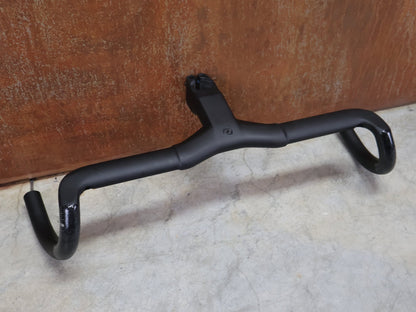 Lenker von Syncros, SYNCROS CRESTON IC SL X GRAVEL LENKER - / VORBAUEINHEIT 440 / 110MM vor USEDBIKES - OB.DE Hintergrund