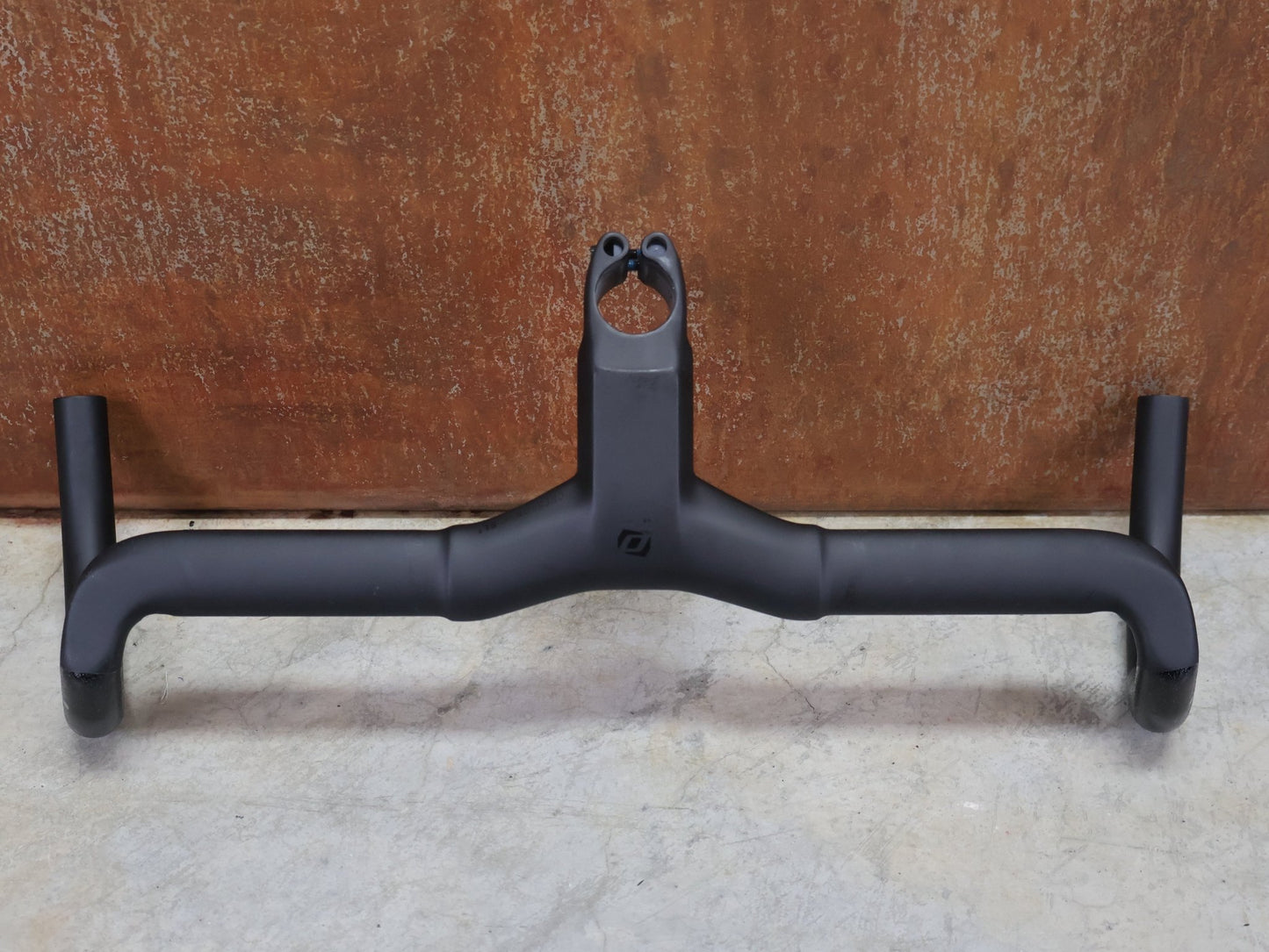 Lenker von Syncros, SYNCROS CRESTON IC SL X GRAVEL LENKER - / VORBAUEINHEIT 440 / 110MM vor USEDBIKES - OB.DE Hintergrund