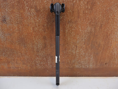 Sattelstütze von Syncros, SYNCROS DUNCAN SL AERO CFT CARBON SATTELSTÜTZE 0MM 292895 vor USEDBIKES-OB.DE Hintergrund