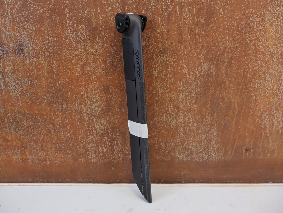Sattelstütze von Syncros, SYNCROS DUNCAN SL AERO CFT CARBON SATTELSTÜTZE 0MM 292895 vor USEDBIKES-OB.DE Hintergrund