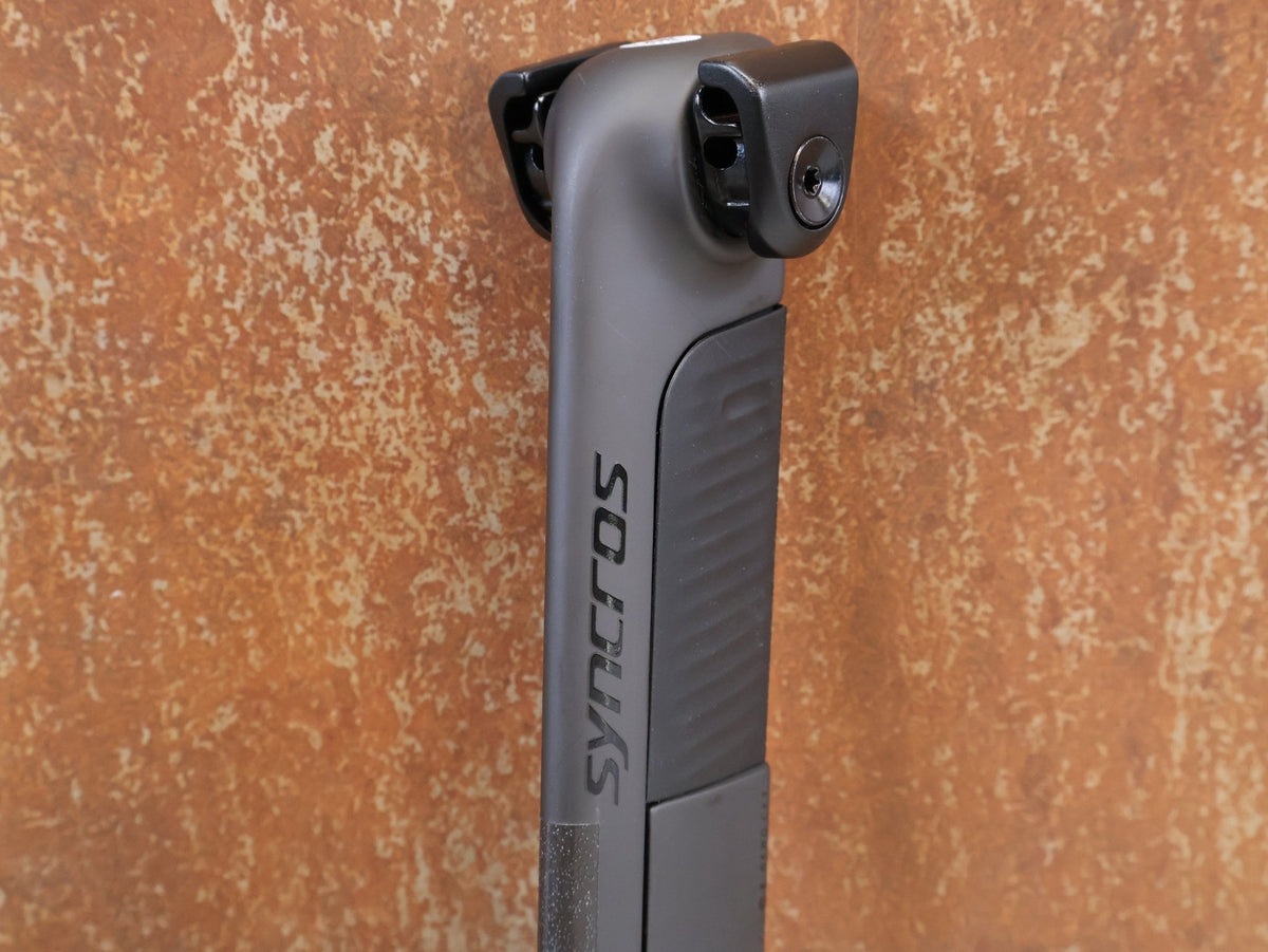 Sattelstütze von Syncros, SYNCROS DUNCAN SL AERO CFT CARBON SATTELSTÜTZE 0MM 292895 vor USEDBIKES-OB.DE Hintergrund