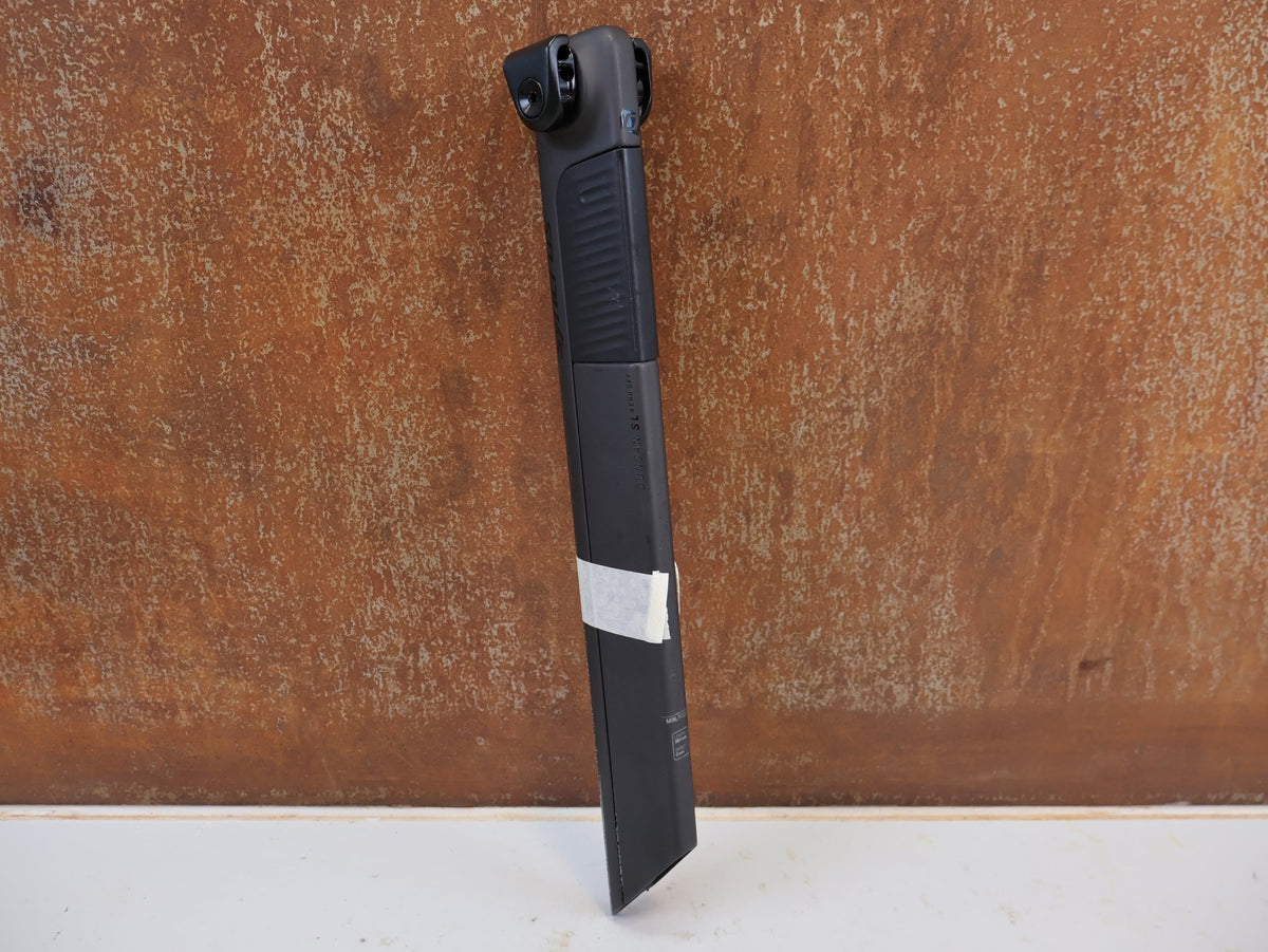 Sattelstütze von Syncros, SYNCROS DUNCAN SL AERO CFT CARBON SATTELSTÜTZE 0MM 292895 vor USEDBIKES-OB.DE Hintergrund