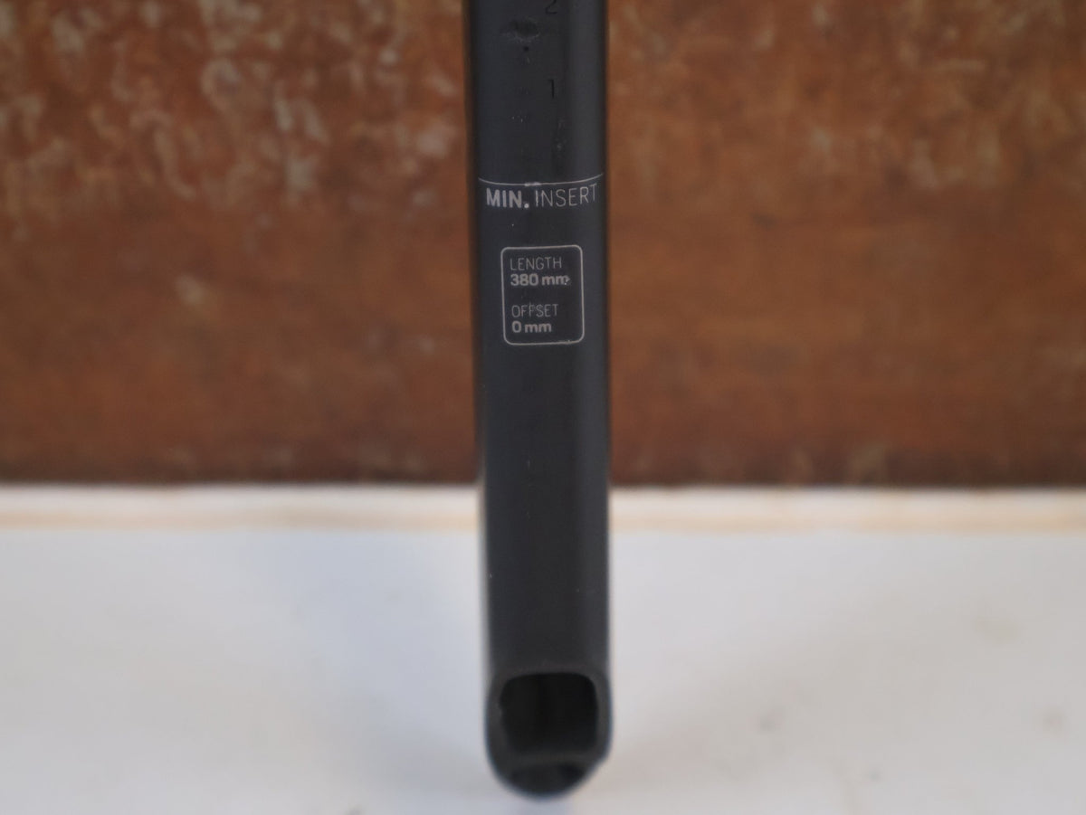 Sattelstütze von Syncros, SYNCROS DUNCAN SL AERO CFT CARBON SATTELSTÜTZE 0MM 292895 vor USEDBIKES-OB.DE Hintergrund