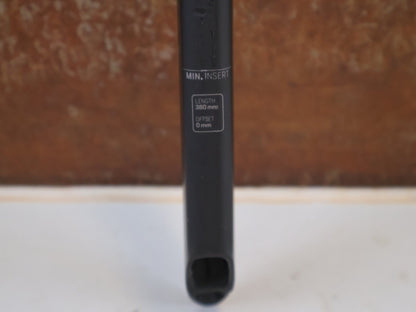 Sattelstütze von Syncros, SYNCROS DUNCAN SL AERO CFT CARBON SATTELSTÜTZE 0MM 292895 vor USEDBIKES-OB.DE Hintergrund