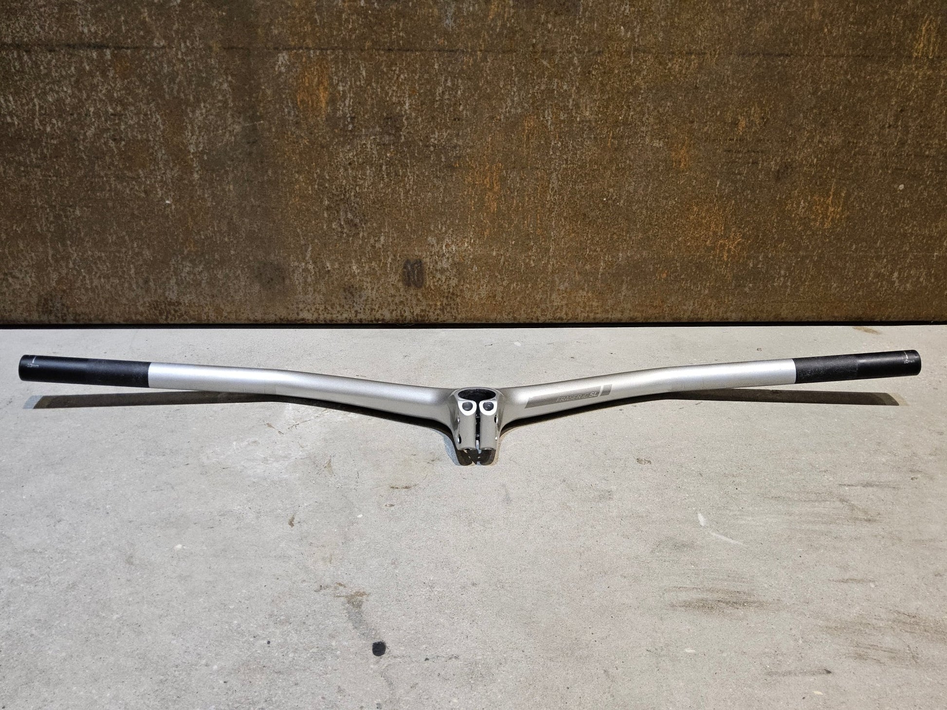 Lenker von Syncros, SYNCROS FRASER IC SL N1NO LENKER - / VORBAUEINHEIT 740 / 90MM vor USEDBIKES - OB.DE Hintergrund