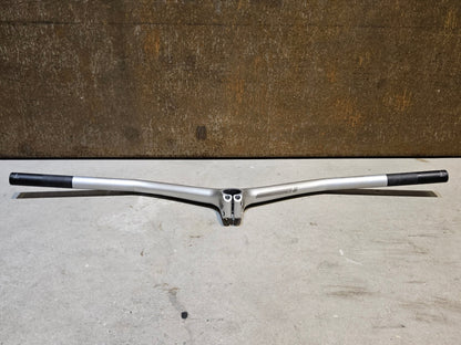 Lenker von Syncros, SYNCROS FRASER IC SL N1NO LENKER - / VORBAUEINHEIT 740 / 90MM vor USEDBIKES - OB.DE Hintergrund