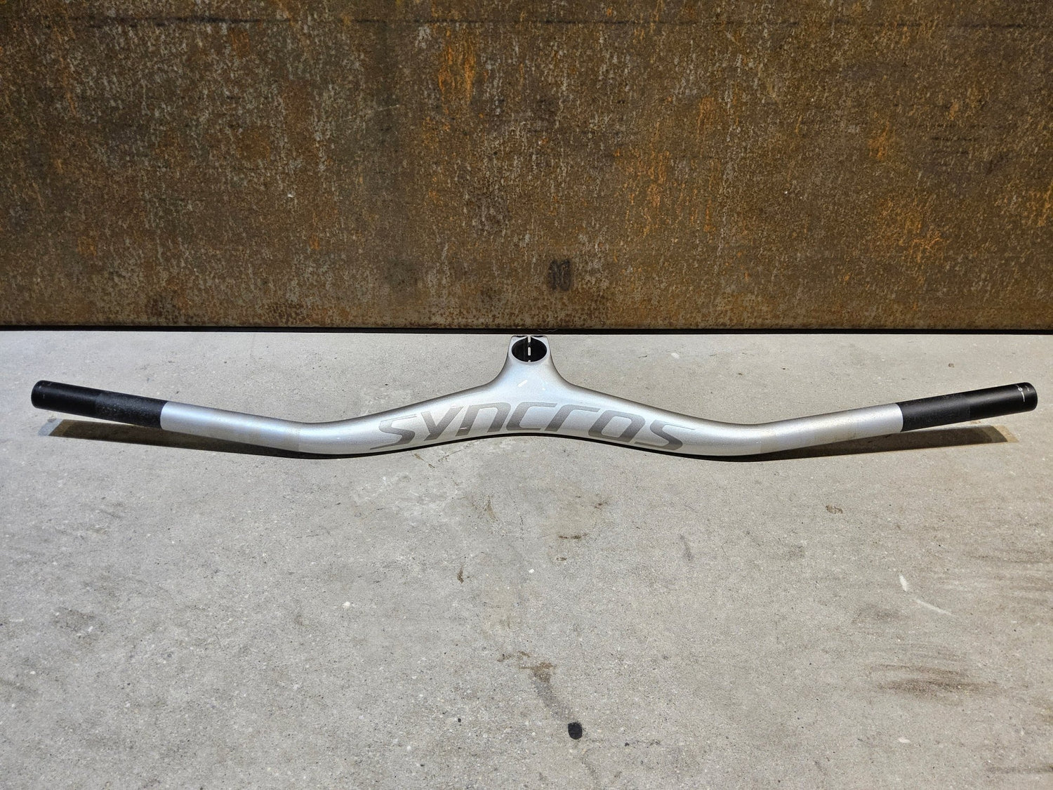Lenker von Syncros, SYNCROS FRASER IC SL N1NO LENKER - / VORBAUEINHEIT 740 / 90MM vor USEDBIKES - OB.DE Hintergrund