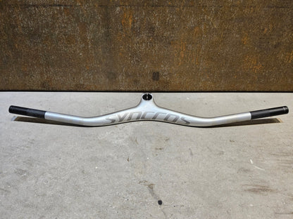 Lenker von Syncros, SYNCROS FRASER IC SL N1NO LENKER - / VORBAUEINHEIT 740 / 90MM vor USEDBIKES - OB.DE Hintergrund