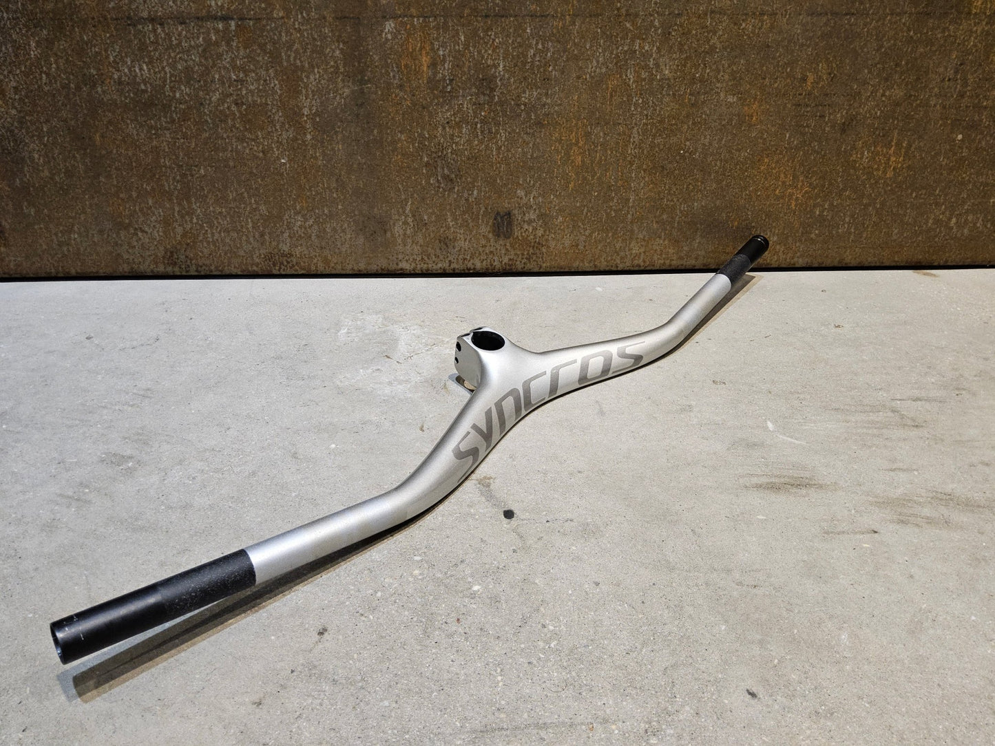 Lenker von Syncros, SYNCROS FRASER IC SL N1NO LENKER - / VORBAUEINHEIT 740 / 90MM vor USEDBIKES - OB.DE Hintergrund
