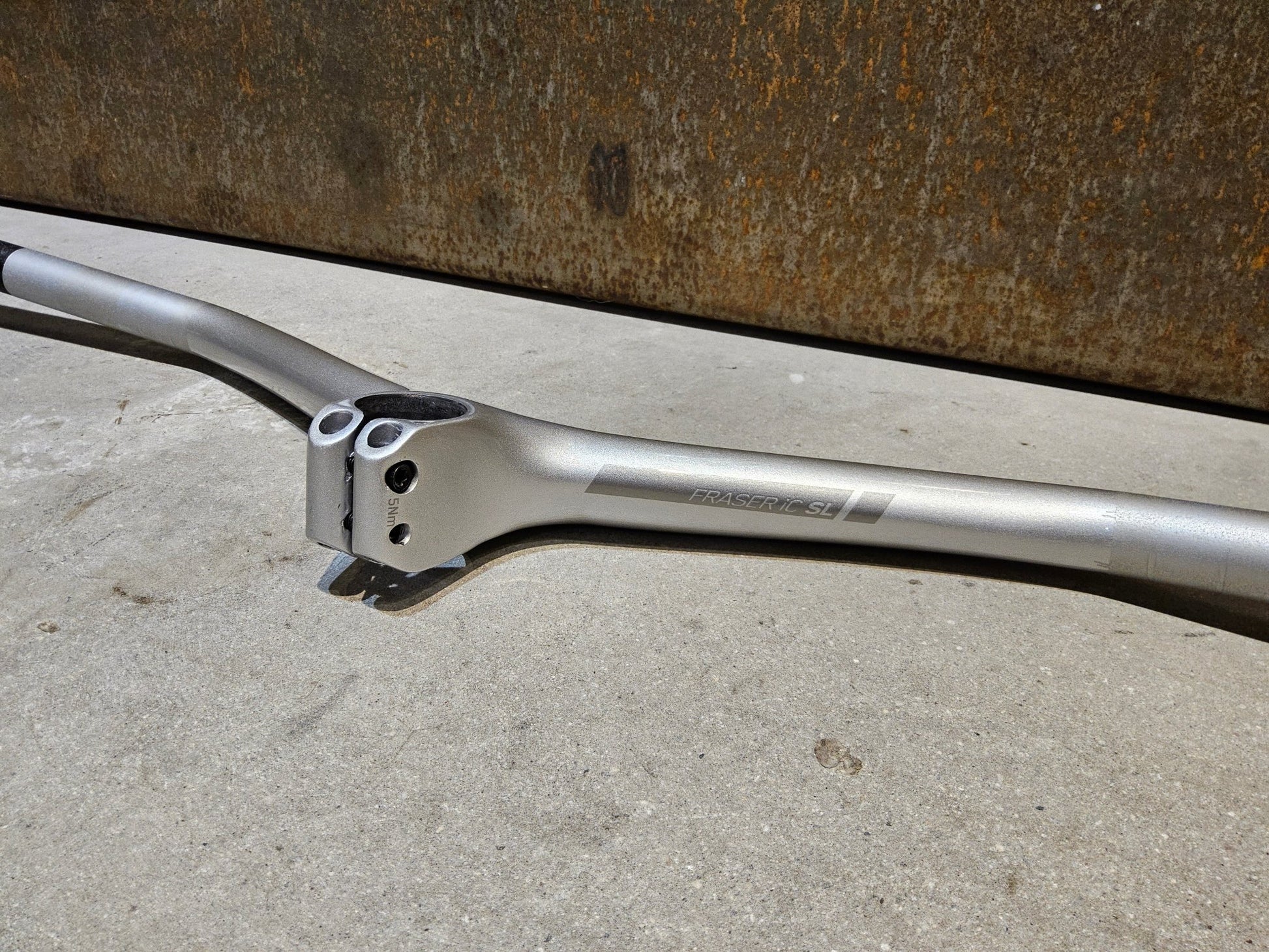 Lenker von Syncros, SYNCROS FRASER IC SL N1NO LENKER - / VORBAUEINHEIT 740 / 90MM vor USEDBIKES - OB.DE Hintergrund
