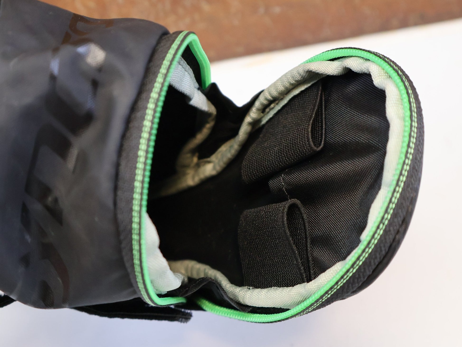 Taschen & Rucksäcke von Syncros, SYNCROS HIVOL 800 SATTELTASCHE / SCHWARZ / 0.8L / CORDURA / TREKKING & MTB vor USEDBIKES-OB.DE Hintergrund