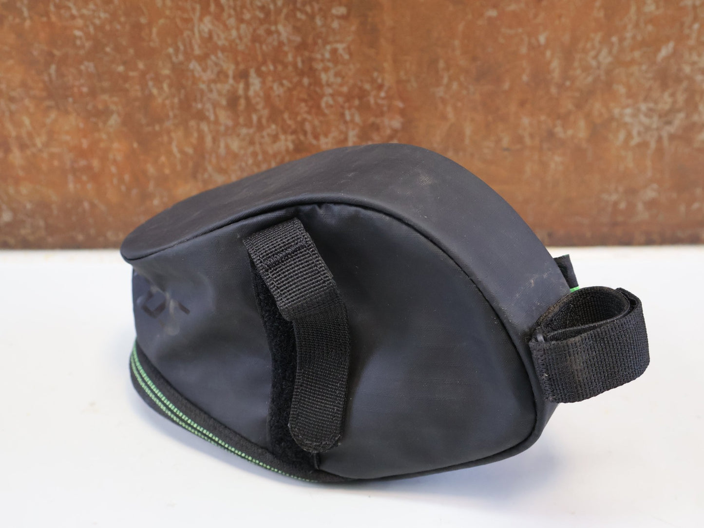 Taschen & Rucksäcke von Syncros, SYNCROS HIVOL 800 SATTELTASCHE / SCHWARZ / 0.8L / CORDURA / TREKKING & MTB vor USEDBIKES-OB.DE Hintergrund