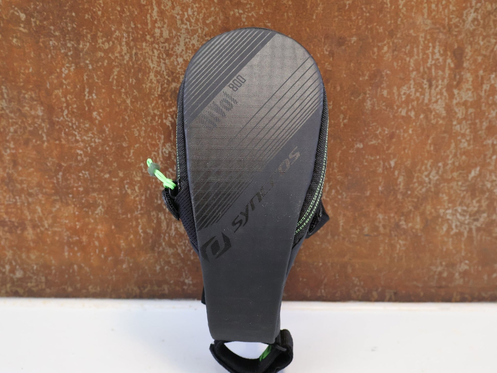 Taschen & Rucksäcke von Syncros, SYNCROS HIVOL 800 SATTELTASCHE / SCHWARZ / 0.8L / CORDURA / TREKKING & MTB vor USEDBIKES-OB.DE Hintergrund