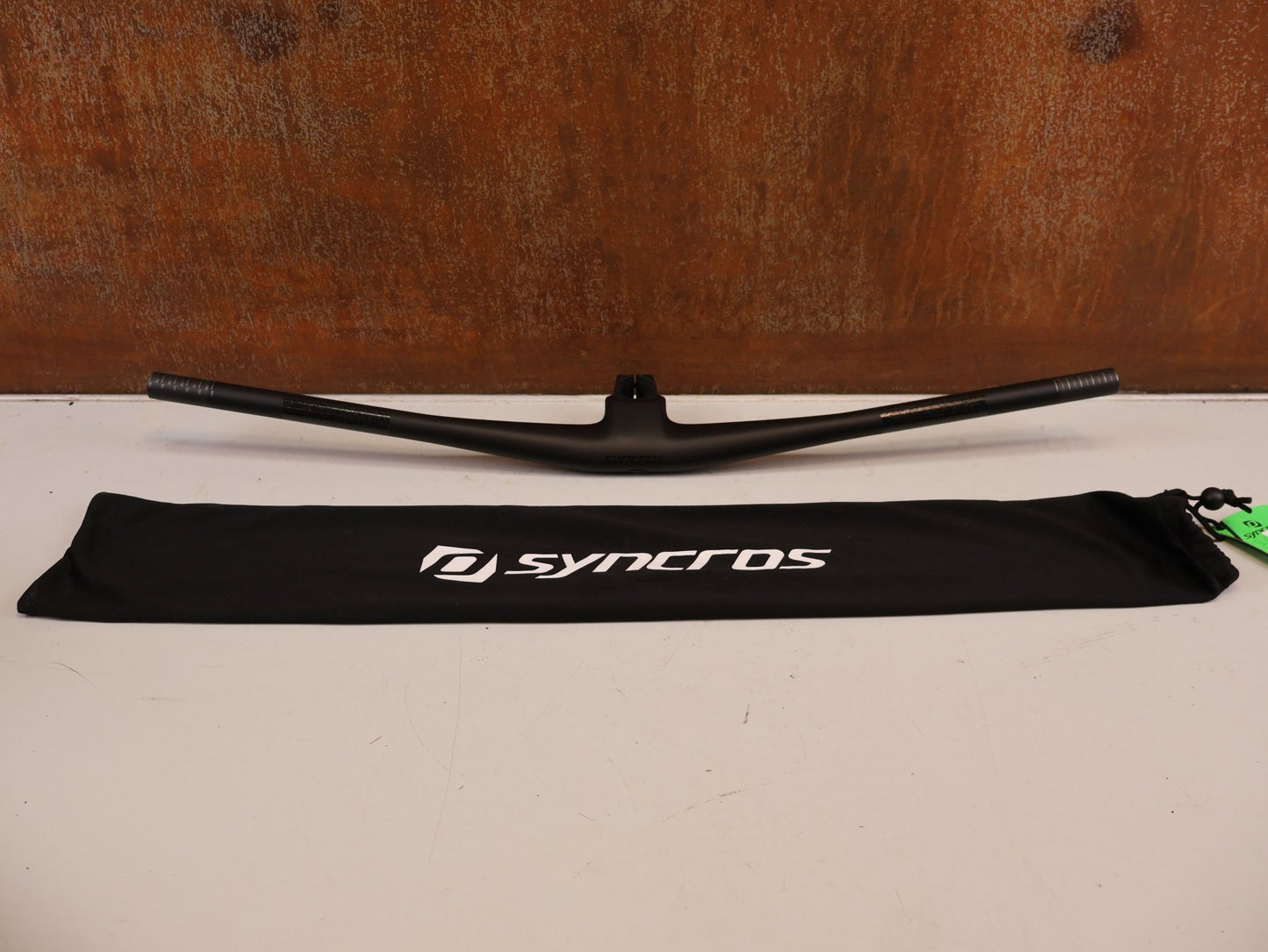 Lenker von Syncros, SYNCROS HIXON IC SL 780MM CARBON LENKER-/ VORBAUEINHEIT 50MM vor USEDBIKES-OB.DE Hintergrund
