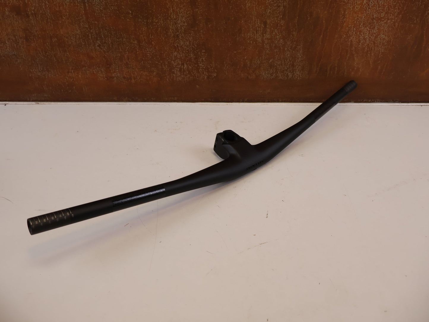 Lenker von Syncros, SYNCROS HIXON IC SL 780MM CARBON LENKER-/ VORBAUEINHEIT 50MM vor USEDBIKES-OB.DE Hintergrund