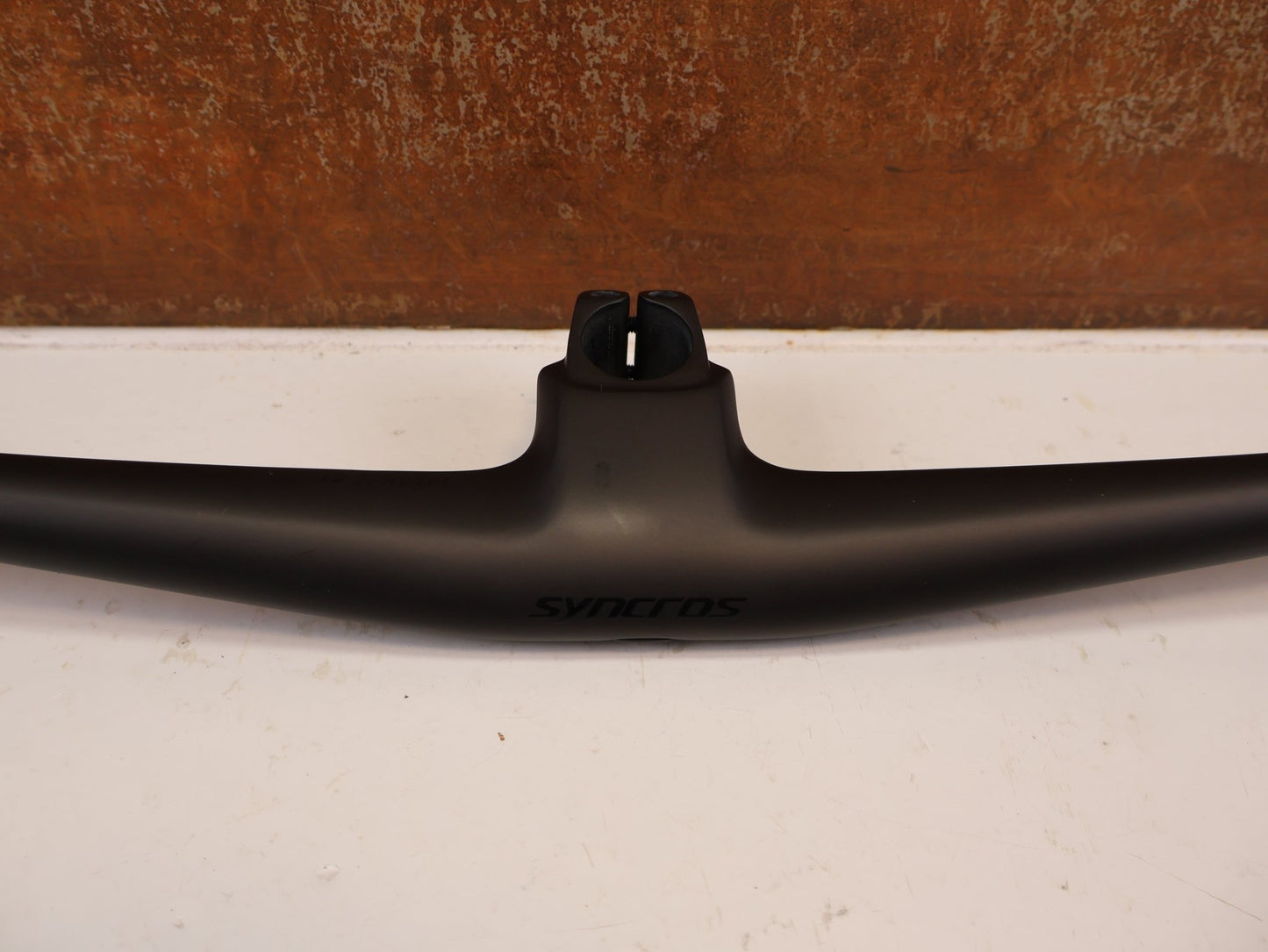 Lenker von Syncros, SYNCROS HIXON IC SL 780MM CARBON LENKER-/ VORBAUEINHEIT 50MM vor USEDBIKES-OB.DE Hintergrund