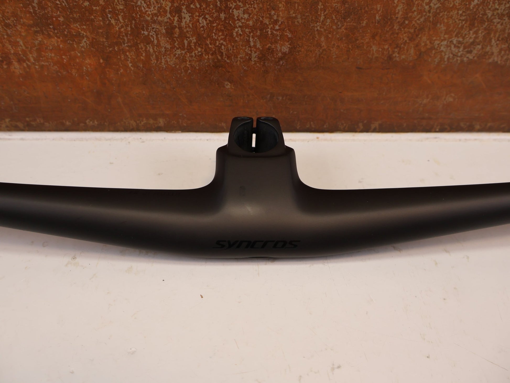 Lenker von Syncros, SYNCROS HIXON IC SL 780MM CARBON LENKER-/ VORBAUEINHEIT 50MM vor USEDBIKES-OB.DE Hintergrund