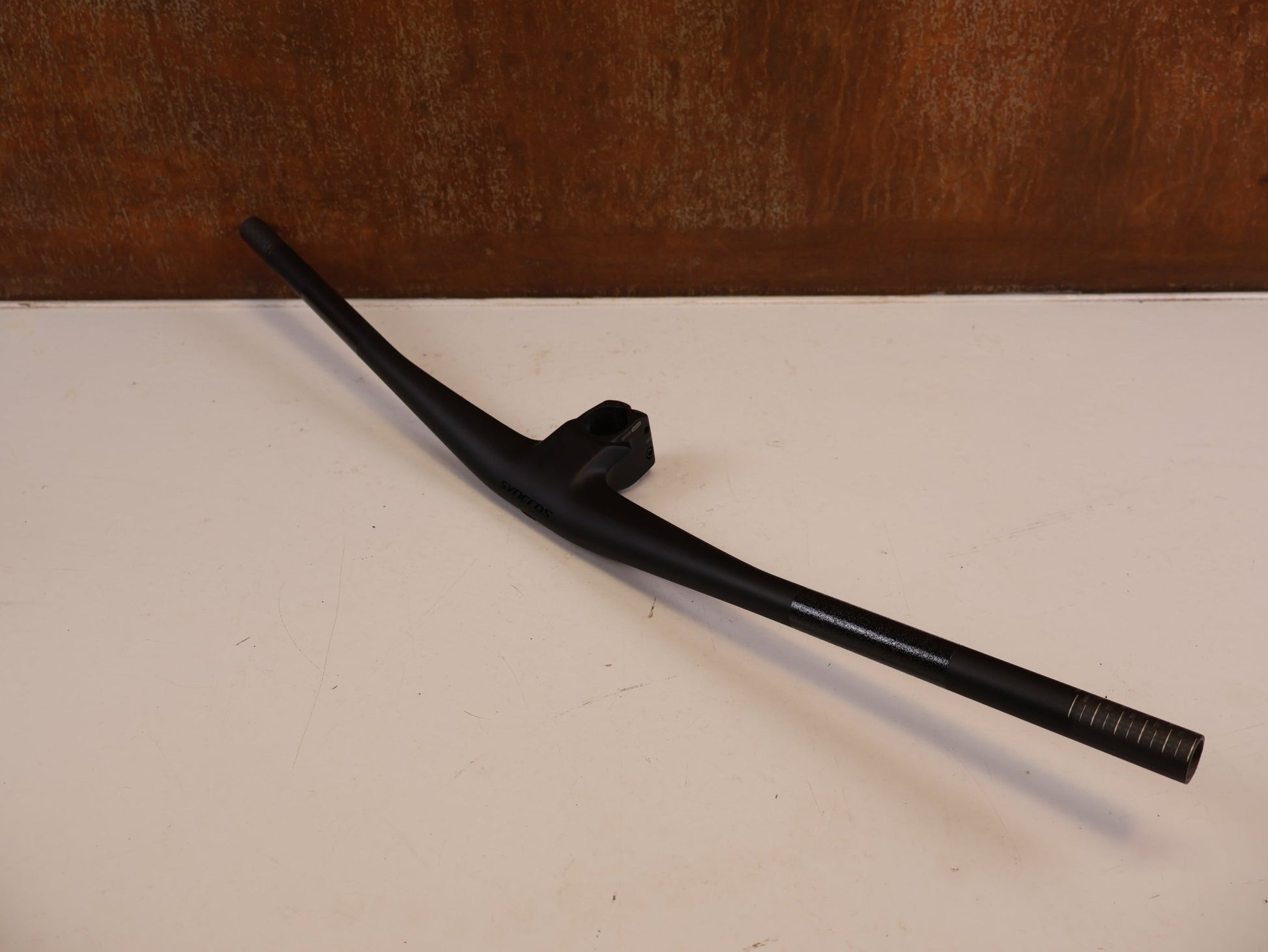Lenker von Syncros, SYNCROS HIXON IC SL 780MM CARBON LENKER-/ VORBAUEINHEIT 50MM vor USEDBIKES-OB.DE Hintergrund