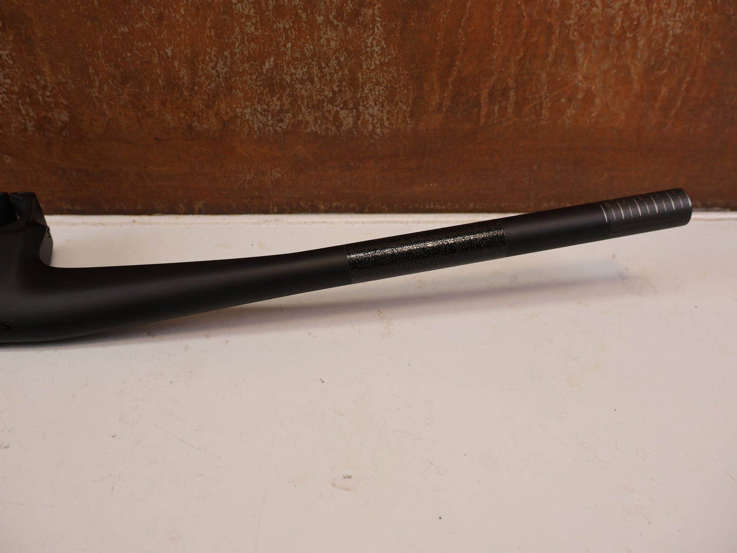 Lenker von Syncros, SYNCROS HIXON IC SL 780MM CARBON LENKER-/ VORBAUEINHEIT 50MM vor USEDBIKES-OB.DE Hintergrund