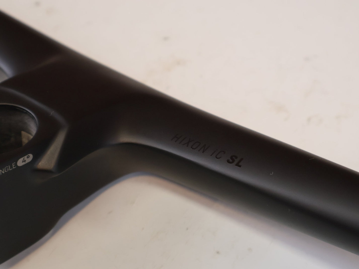 Lenker von Syncros, SYNCROS HIXON IC SL 780MM CARBON LENKER-/ VORBAUEINHEIT 50MM vor USEDBIKES-OB.DE Hintergrund