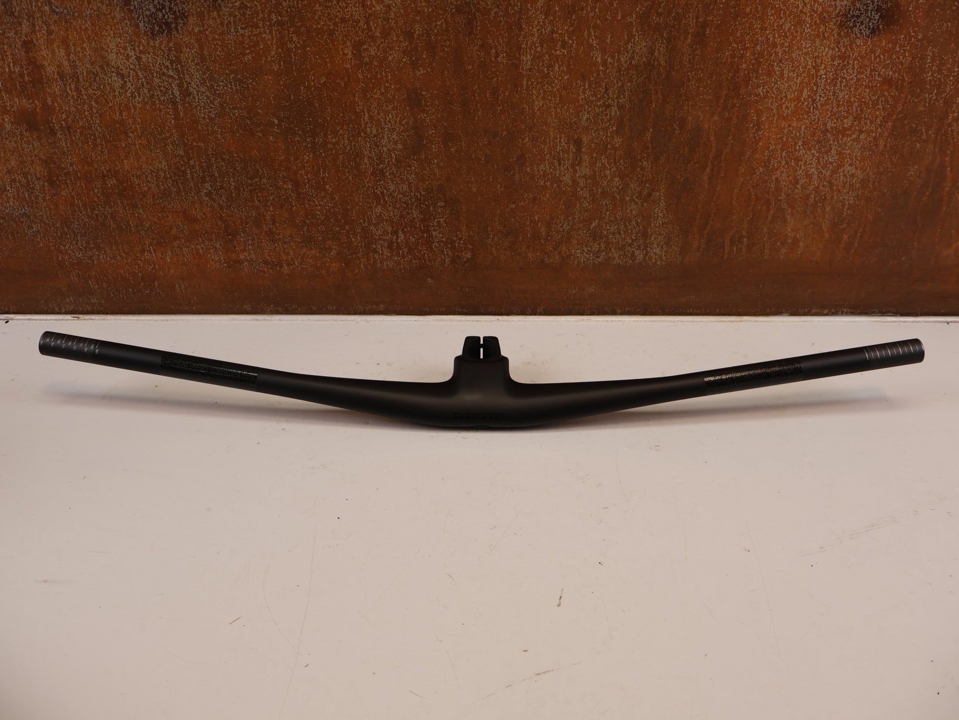 Lenker von Syncros, SYNCROS HIXON IC SL 780MM CARBON LENKER-/ VORBAUEINHEIT 50MM vor USEDBIKES-OB.DE Hintergrund