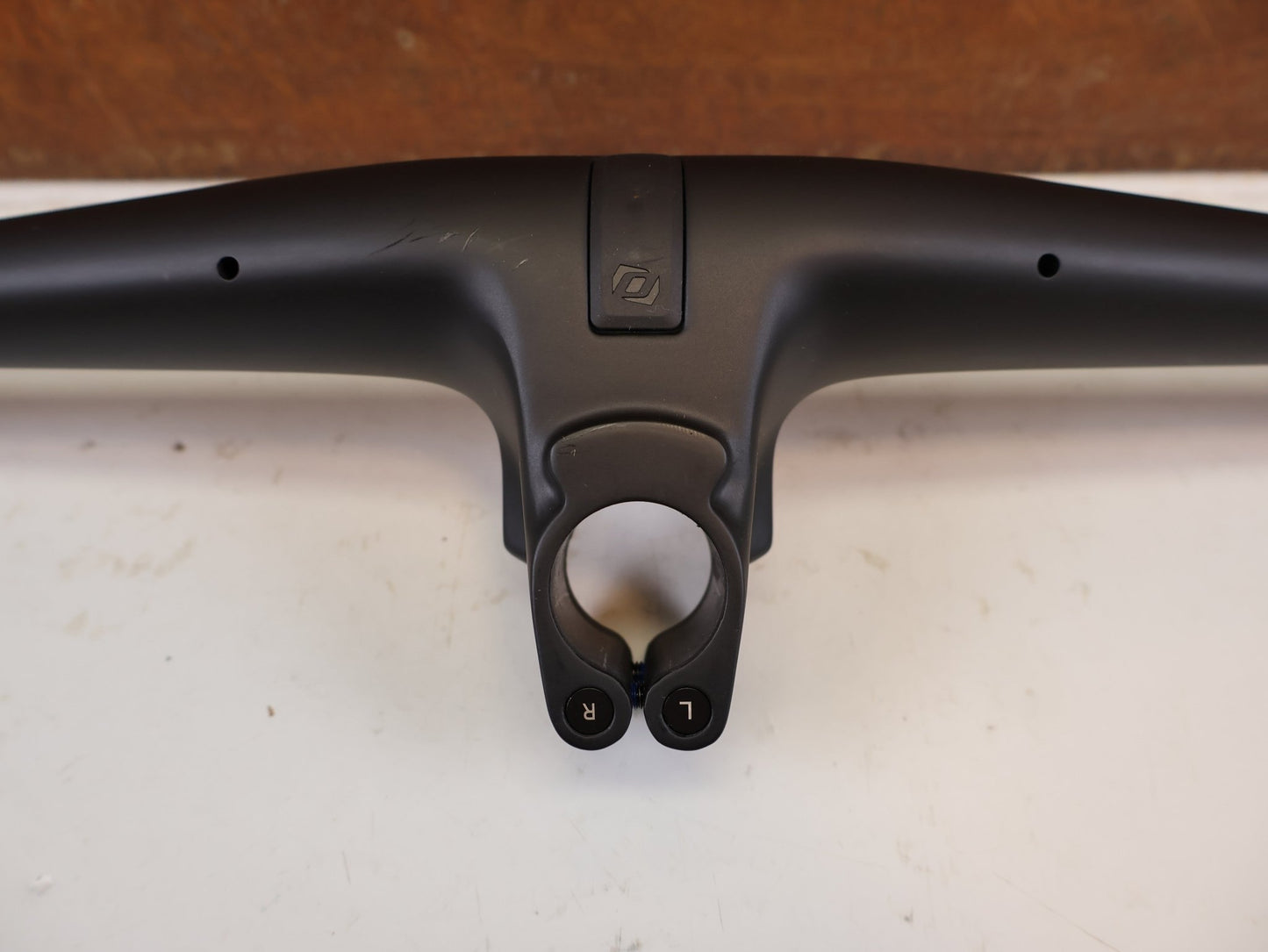 Lenker von Syncros, SYNCROS HIXON IC SL 780MM CARBON LENKER-/ VORBAUEINHEIT 50MM vor USEDBIKES-OB.DE Hintergrund