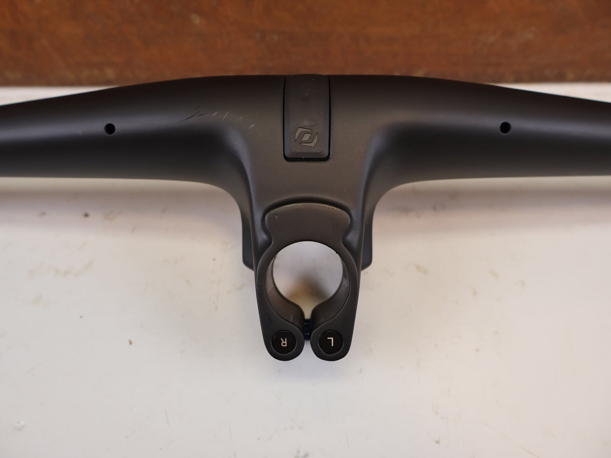 Lenker von Syncros, SYNCROS HIXON IC SL 780MM CARBON LENKER-/ VORBAUEINHEIT 50MM vor USEDBIKES-OB.DE Hintergrund